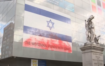 Illustration: Le graffiti rouge peint à la bombe sur le drapeau d'Israël sur la façade du Musée Weitzman de l'histoire juive américaine, dans la vieille ville de Philadelphie, le 26 août 2025. (Crédit : Capture d'écran/YouTube)